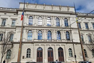 Muž chtěl za ukradené auto milion, dostal sto tisíc. Nula se justici někde ztratila, zasáhl až ÚS - Novinky
